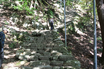 大山寺を過ぎても厳しい階段が続く