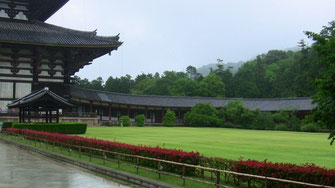 東大寺、雨の後で芝生の緑がとても印象的でした
