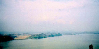 北朝鮮を望む展望台から、河の対岸が北です
