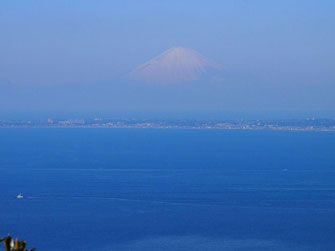 富士山がうっすらと見えます