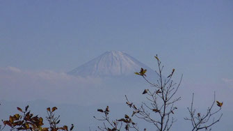 すっきりしないが茅ケ岳山頂からの富士山