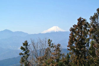 山頂からの富士山、真っ白な雪が印象的