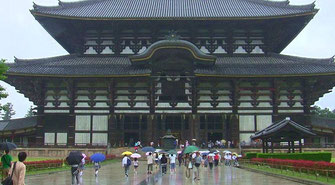 東大寺大仏殿、本降りの雨、それでも大勢の観光客で賑わっていました