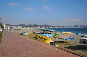 三浦海岸の遊歩道を、天気が良いので気持ちよく歩ける