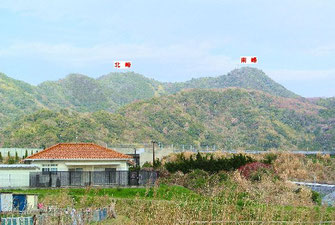 岩井.駅のホームからの冨山、右は南峰、左が北峰