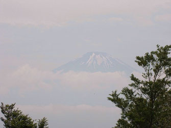 山頂から富士山が、まもなく雲間に見えなくなりました