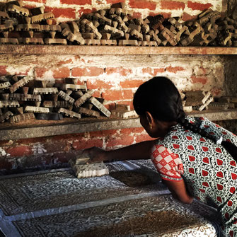 Indigo Blockprint Kurs Bagru Rajasthan Indien. Erleben Sie ein Indien hinter den Kulissen mit diversen kreativ Workshops. Blockprint Kurse und Kochkurse 