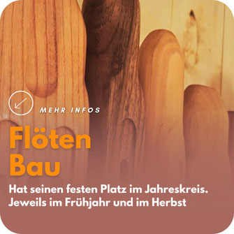 Plakat ‚Flötenbau‘ mit Detailaufnahme mehrerer Holzflöten, Workshop mit Toni und Cüneyt im Frühjahr und Herbst