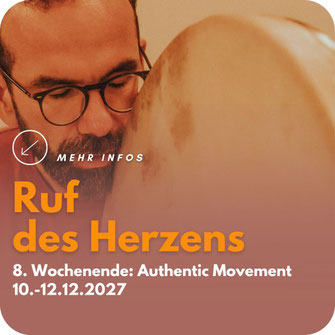 Mit geschlossenen Augen und geöffnetem Herzen besingt ein Mann die Trommel
