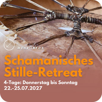 „Plakat ‚Schamanische Stille‘ mit Nahaufnahme von einer Trommel in einem warmen Raum. Retreat. Veranstaltung mit Conny und Cüneyt vom 22.-25.07.2027