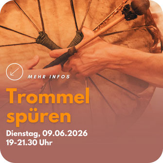Hand hält einen Schlegel vor einer großen Rahmentrommel mit gespannter Schnur – Ankündigung der Veranstaltung „Trommel spüren“ am Dienstag, 09.06.2026 von 19 bis 21:30 Uhr