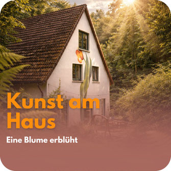 Haus am Waldrand mit großer Blumenmalerei an der Fassade – Hinweis auf Kunst am Haus mit dem Motiv einer erblühenden Blume