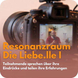 Videokamera mit Bildschirm, auf dem eine sprechende Person zu sehen ist – Hinweis auf Videos mit Erfahrungen und Eindrücken von Teilnehmenden aus der Liebe.llenwerkstatt