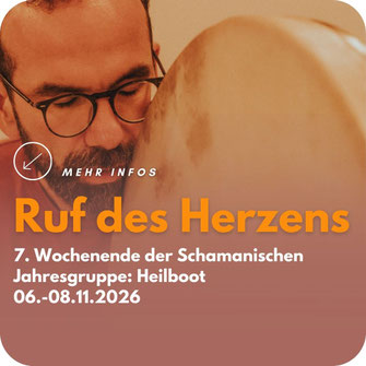 Mit geschlossenen Augen und geöffnetem Herzen besingt ein Mann die Trommel
