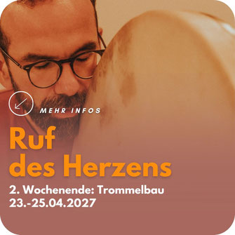 Mit geschlossenen Augen und geöffnetem Herzen besingt ein Mann die Trommel