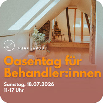 Plakat ‚Oasentag‘ mit Foto eines gemütlichen Meditationsraums unter dem Dach mit Holzfußboden, Pflanzen und Statuen. Text: ‚Kooperation mit Heilnetz,