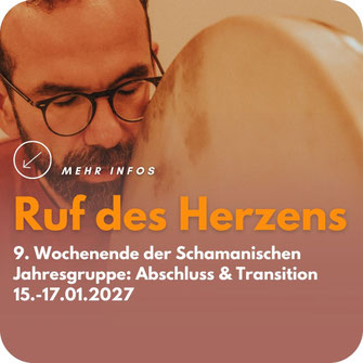 Mit geschlossenen Augen und geöffnetem Herzen besingt ein Mann die Trommel