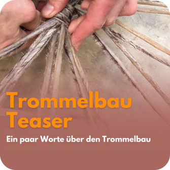 Hände flechten Lederschnüre einer Rahmentrommel durch das Trommelfell – Hinweis auf einen Video-Teaser zum Trommelbau