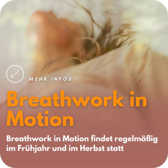 Plakat ‚Breathwork in Motion‘ mit unscharf bewegter Person in heller Kleidung, Kopf nach hinten geneigt, Haare fallen nach unten. Lichtdurchflutete, fließende Atmosphäre. Text: ‚Mit Aileen und Benjamin
