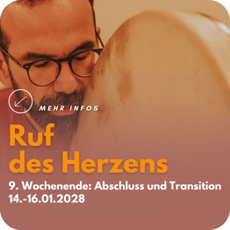 Mit geschlossenen Augen und geöffnetem Herzen besingt ein Mann die Trommel