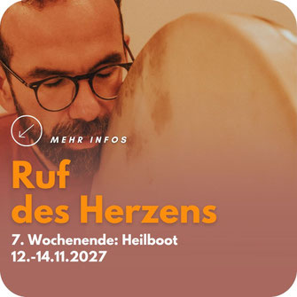 Mit geschlossenen Augen und geöffnetem Herzen besingt ein Mann die Trommel