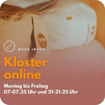 Meditationskissen Kloster – Hinweis auf „Kloster online“ mit Zeiten Montag bis Freitag 7–7:25 Uhr sowie Montag und Mittwoch 21–21:25 Uhr.
