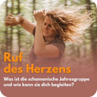 Frau mit geschlossenen Augen bewegt sich frei im Wald – Hinweis auf einen Video-Teaser zur schamanischen Jahresgruppe „Ruf des Herzens“