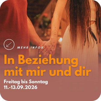 Plakat ‚In Beziehung mit mir uns dir. Mit Angelika von Freitag bis Sonntag, 13.-15.09.2026. Foto von zwei Personen, die sich die Hände halten. Ruhige warme Atmosphäre.