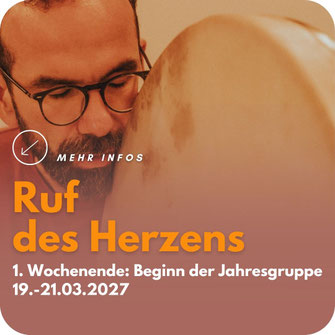 Mit geschlossenen Augen und geöffnetem Herzen besingt ein Mann die Trommel