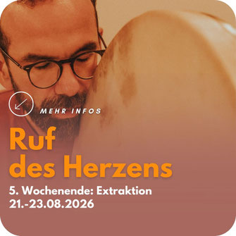 Mit geschlossenen Augen und geöffnetem Herzen besingt ein Mann die Trommel