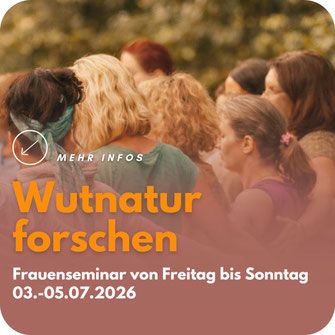 Gruppe von Menschen im Freien mit verbundenen Armen bei einer Übung; Text: ‚WUT – NATUR FORSCHEN‘ mit Caro und Anke vom 03.-05.07.2026