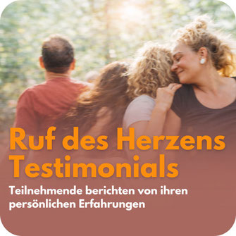 Vier Menschen bewegen sich verbunden im Kreis im Wald – Hinweis auf einen Video-Teaser zur schamanischen Jahresgruppe „Ruf des Herzens“