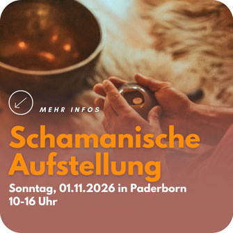 Hände halten eine schamanische Rassel neben einer Klangschale in ruhiger Atmosphäre. Text im Bild: ‚Schamanische Aufstellungsarbeit – mit Freya und Cüneyt, Termin: 01.11.2026 in Paderborn, 19–19:30 Uhr‘