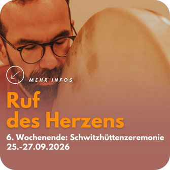 Mit geschlossenen Augen und geöffnetem Herzen besingt ein Mann die Trommel
