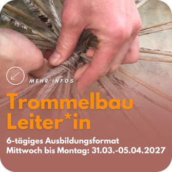 Hände flechten die Verschnürung einer Rahmentrommel. Darüber die Ankündigung einer 6-tägigen Ausbildung zum Trommelbauleiter vom 31.03.–05.04.2027.