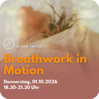 Plakat ‚Breathwork in Motion‘ mit unscharf bewegter Person in heller Kleidung, Kopf nach hinten geneigt, Haare fallen nach unten. Lichtdurchflutete, fließende Atmosphäre. Text: ‚Mit Aileen und Benjamin Donnerstag, 01.10.2026