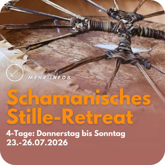 „Plakat ‚Schamanische Stille‘ mit Nahaufnahme von einer Trommel in einem warmen Raum. Retreat. Veranstaltung mit Conny und Cüneyt vom 23.-26.07.2026 
