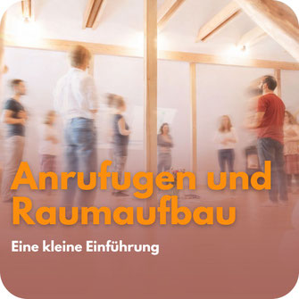 Mehrere Menschen stehen im Kreis in einem hellen Seminarraum mit Holzbalken – Hinweis auf eine Einführung zu Anrufungen und Raumaufbau