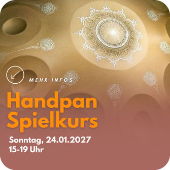 Grafik einer verzierten Handpan in warmen Gold- und Erdtönen. Darüber steht: „Handpan Spielkurs“, darunter die Veranstaltungsdaten „Sonntag, 24.01.2027, 15–19 Uhr“.