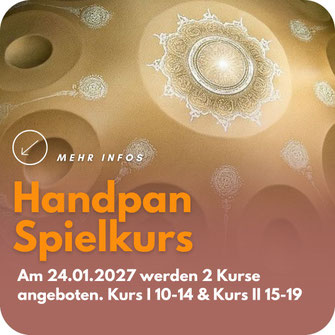 Goldene Handpan mit mandalaartigem Muster in der Mitte. Text: Handpan spielen lernen. Darunter: Mit Sam, Sonntag 28.06.2026, Zwei Kurse an diesem Tag. Links unten ein Pfeil-Symbol mit der Aufschrift Mehr Infos