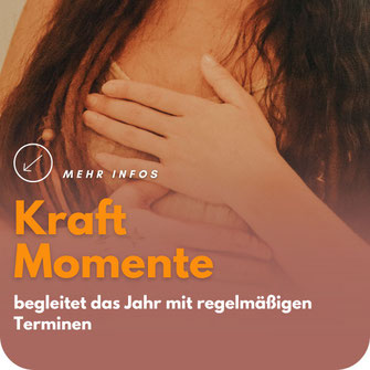 Plakat ‚Kraftmomente‘ mit Foto einer liegenden Person auf dem Rücken, eine Decke gefaltet unter dem Kopf, eine weitere über das Gesicht gelegt. Sanfte, ruhige Stimmung mit warmem Licht. Text: ‚Mit Julia