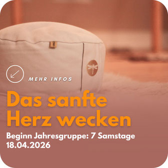 Plakat ‚Sanftes Herz‘ mit weißem Meditationskissen auf Teppich. Text kündigt Kurs mit Conny und Cüneyt an, Start am 8. März 2026, sieben Samstage im Jahreslauf.