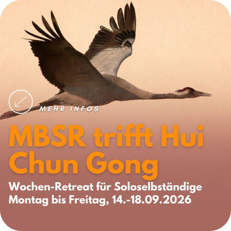 Kranich im Flug vor warmem beigem Himmel. Ankündigung: „Sanftheit – MBSR trifft Hui Chun Gong“, Wochen-Retreat vom 14.–18.09.2026 mit Ina und Cüneyt