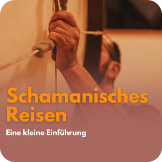 Hand schlägt mit einem Schlegel eine große Rahmentrommel – Hinweis auf eine Einführung ins schamanische Reisen