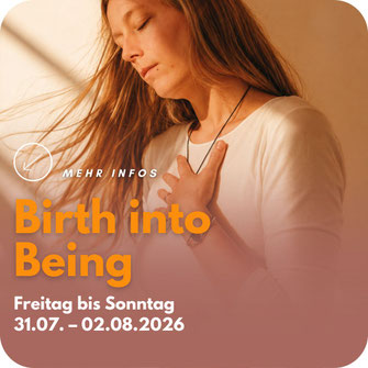 Frau mit geschlossenen Augen und Hand auf dem Herzen in warmem Licht. Text: „Birth into Being – Ein Raum für mehr Freiheit, Verbindung und Lebendigkeit.“ Ruhige, achtsame und emotionale Atmosphäre.