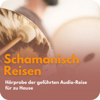 Schlegel schlägt eine Rahmentrommel mit Fellbespannung, im Hintergrund eine weitere Trommel – Hinweis auf eine Hörprobe zum schamanischen Reisen