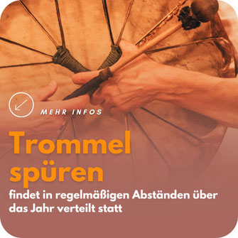 Plakat ‚Trommel spüren‘ mit Frau in heller Kleidung, die eine große Rahmentrommel hält, Event mit Claudia