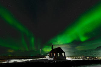 Kirche von Budir mit grünem Nordlicht