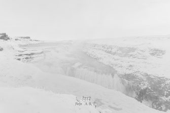 Gullfoss - der Goldene Wasserfall im Eisregen