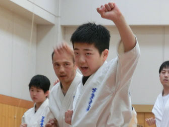 上段受けをする少年